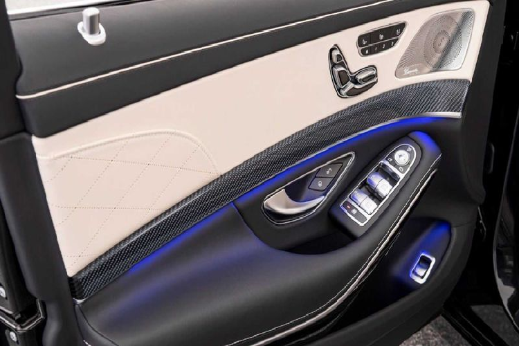 Mẫu xe siêu sang Maybach S650 Night Edition vẫn sử dụng động cơ tăng áp kép V12 6.0L của Mercedes-AMG S65 nhưng lại mang trên mình những tiện nghi cực kỳ cao cấp của Maybach S650. Chiếc xe siêu sang mạnh 621 mã lực và mô-men xoắn cực đại 1.000 Nm, xe có thể tăng tốc từ 0 - 100 km/h chỉ trong 4,6 giây trước khi cán tốc độ tối đa 250 km/h.