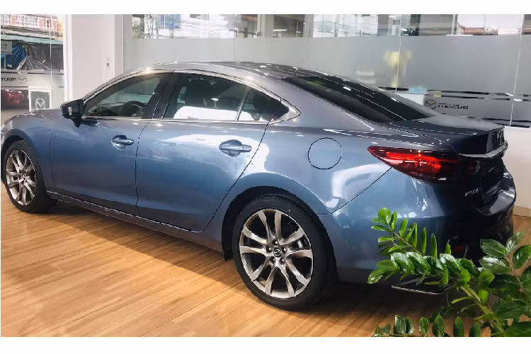 Mặc dù lựa chọn xe Mazda6 trưng bày được thanh lý giúp người mua tiết kiệm hàng trăm triệu đồng vào chi phí mua xe. Tuy nhiên đa số các xe này đều mang số VIN cũ, chiếc Mazda6 2.5 Premium này là một ví dụ khi được sản xuất năm 2017, sản xuất cách đây 3 năm.