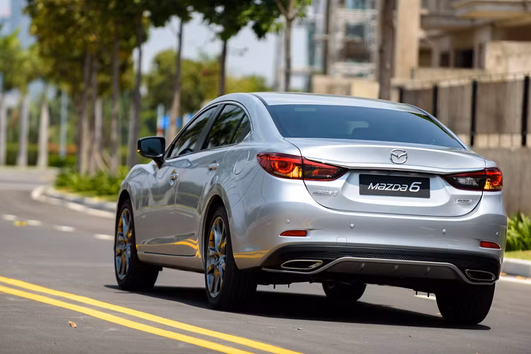 Mazda6 2.5L Premium đi kèm với phanh tay điện tử, rèm che nắng phía sau chỉnh điện, chế độ lái Sport, dàn âm thanh vòm 11 loa Bose, kết nối Bluetooth, điều khiển giọng nói, đàm thoại rảnh tay, cửa sổ trời. Mazda6 2.5 Premium còn được trang bị nhiều “đồ chơi” hỗ trợ lái như: Cảnh báo chệch làn đường, màn hình hiển thị kính lái (HUD),…
