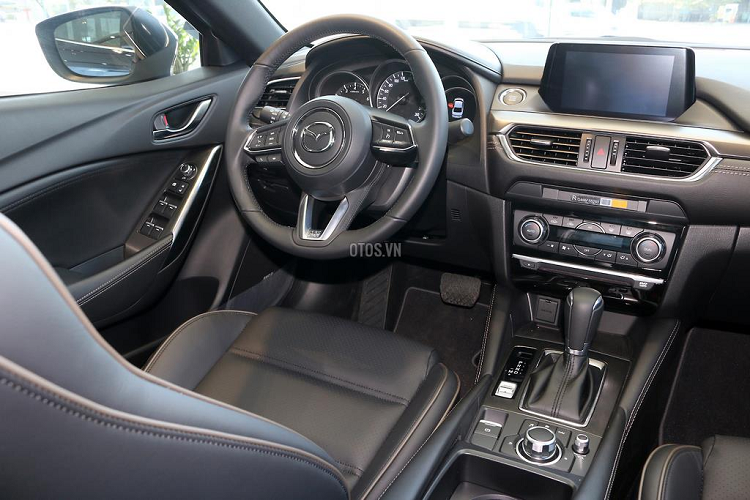 Cụ thể ghế da có thể bị nhăn hay một số chi tiết có bề mặt bóng trong nội thất như: nút bấm, màn hình hiển thị,... có thể bị trầy xước đáng tiếc do trang sức đeo tay của khách đến xem xe, đều này là không thể tránh khỏi với một chiếc xe trưng bày.