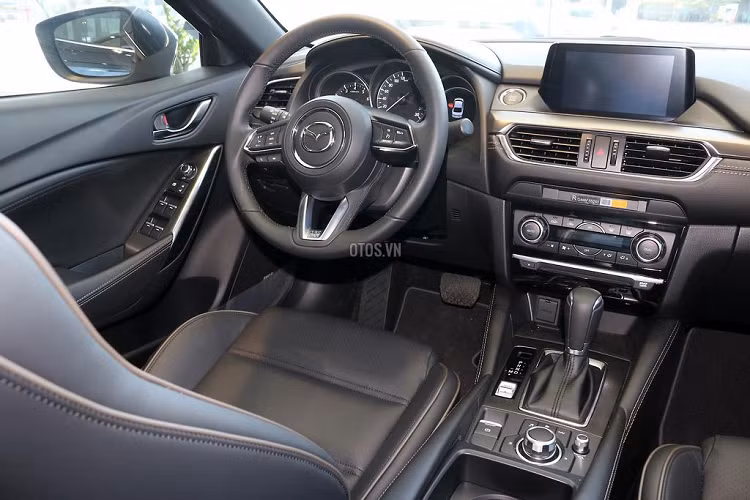 Cụ thể ghế da có thể bị nhăn hay một số chi tiết có bề mặt bóng trong nội thất như: nút bấm, màn hình hiển thị,... có thể bị trầy xước đáng tiếc do trang sức đeo tay của khách đến xem xe, đều này là không thể tránh khỏi với một chiếc xe trưng bày.