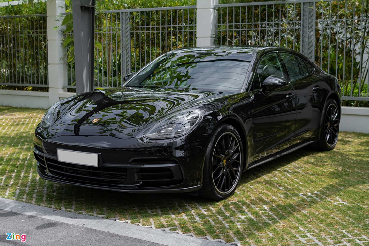 Chiếc Porsche Panamera tiêu chuẩn trong bài viết sở hữu phong cách mạnh mẽ với tông màu đen chủ đạo ở cả bên ngoài lẫn bên trong. Tổng chi phí nâng cấp trang bị tùy chọn và tiện nghi cho mẫu xe này là khoảng một tỷ đồng. Cộng thêm các khoản thuế và phí dịch vụ, giá của mẫu xe này là hơn 6 tỷ đồng. 