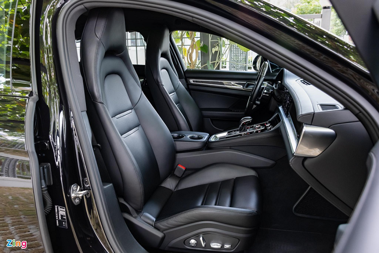 Khoang hành lý có độ rộng và sâu tốt cho diện tích rộng rãi. Dung tích tiêu chuẩn đạt 495 lít và có thể mở rộng tối đa hơn 1.300 lít khi gập hàng ghế sau. Dưới nắp capo của Panamera bản tiêu chuẩn là động cơ tăng áp V6 dung tích 3.0L. Công suất tối đa đạt 330 mã lực ở 5.400-6.400 vòng/phút và mô-men xoắn cực đại 450 Nm ở 1.340-4.900 vòng/phút. Khoang máy được nhà sản xuất bố trí sẵn một thanh giằng gia cố để tăng độ vững chắc cho thân xe khi vận hành ở tốc độ cao.