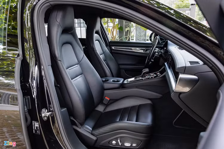 Khoang hành lý có độ rộng và sâu tốt cho diện tích rộng rãi. Dung tích tiêu chuẩn đạt 495 lít và có thể mở rộng tối đa hơn 1.300 lít khi gập hàng ghế sau. Dưới nắp capo của Panamera bản tiêu chuẩn là động cơ tăng áp V6 dung tích 3.0L. Công suất tối đa đạt 330 mã lực ở 5.400-6.400 vòng/phút và mô-men xoắn cực đại 450 Nm ở 1.340-4.900 vòng/phút. Khoang máy được nhà sản xuất bố trí sẵn một thanh giằng gia cố để tăng độ vững chắc cho thân xe khi vận hành ở tốc độ cao.