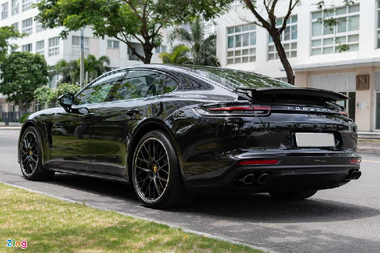 Tại Việt Nam, Porsche Panamera có hơn 10 biến thể với các cấu hình động cơ, hệ dẫn động và kiểu dáng thiết kế khác nhau. Trong đó, phiên bản Panamera tiêu chuẩn với thiết kế coupe 4 cửa, động cơ V6 3.0L cùng hệ dẫn động cầu sau hiện có mức giá khởi điểm hơn 4,7 tỷ đồng. Các phiên bản Panamera tiêu chuẩn và phiên bản S được trang bị gói tiện nghi cao cấp không tốn phí. Đồng thời, người mua có thể chọn thêm các trang bị nội ngoại thất để cá nhân hóa chiếc xe của mình.