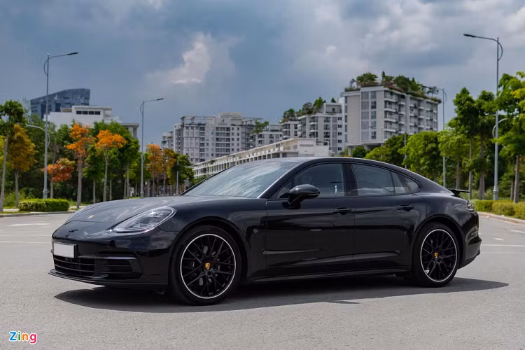 Dù kích thước to lớn nhưng Porsche Panamera vẫn có khả năng vận hành mạnh mẽ và linh hoạt. Sức mạnh động cơ đáp ứng tốt cho các nhu cầu di chuyển khác nhau, tay lái trợ lực điện dễ điều khiển và hộp số mượt mà. Các tính năng an toàn và hỗ trợ trên Porsche Panamera gồm có hệ thống POSIP bảo vệ chống va đập, hệ thống túi khí, cảm biến va chạm quanh xe, camera 360 độ, cảnh báo áp suất lốp...