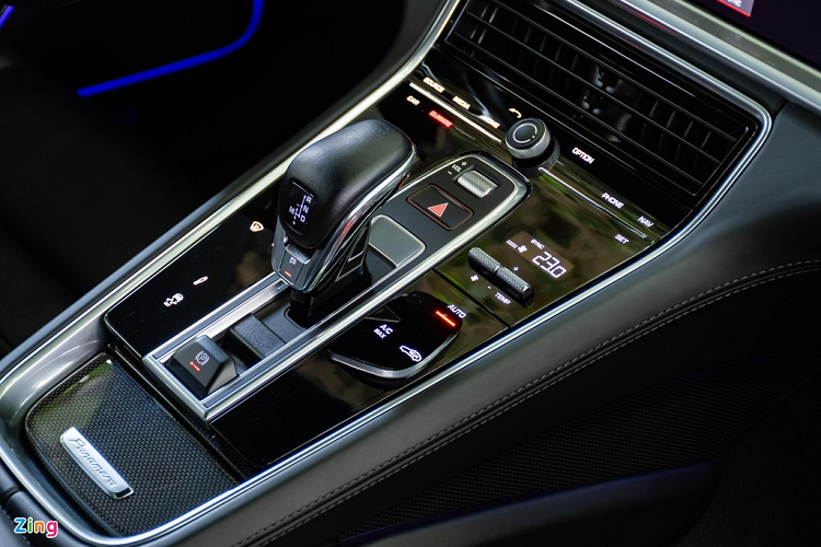 Hàng ghế sau gồm 2 ghế rời hoàn toàn với bệ tỳ tay và bảng điều khiển chức năng đặt giữa hai ghế. Đổi lại, không gian rộng rãi và thoải mái ngay cả với người lớn cao khoảng 1,8 m. Những tiện nghi dành cho hàng ghế sau gồm có chỉnh điện 8 hướng, hệ thống điều hòa độc lập 2 vùng, rèm che nắng 2 bên và phía sau chỉnh điện, màn hình cảm ứng điều chỉnh các chức năng giải trí hoặc thay đổi vị trí ghế phía trước, cổng sạc điện thoại... 