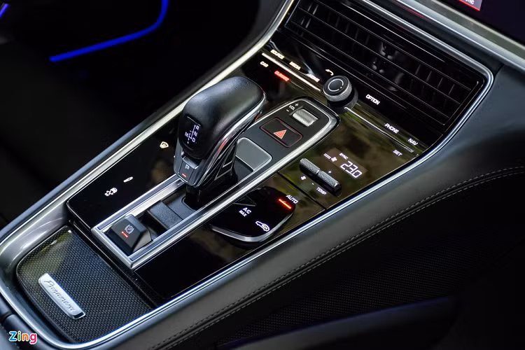 Hàng ghế sau gồm 2 ghế rời hoàn toàn với bệ tỳ tay và bảng điều khiển chức năng đặt giữa hai ghế. Đổi lại, không gian rộng rãi và thoải mái ngay cả với người lớn cao khoảng 1,8 m. Những tiện nghi dành cho hàng ghế sau gồm có chỉnh điện 8 hướng, hệ thống điều hòa độc lập 2 vùng, rèm che nắng 2 bên và phía sau chỉnh điện, màn hình cảm ứng điều chỉnh các chức năng giải trí hoặc thay đổi vị trí ghế phía trước, cổng sạc điện thoại... 