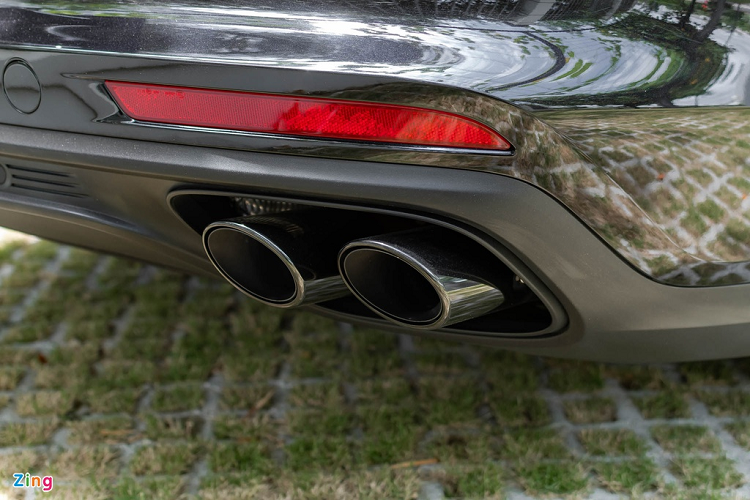 Vô-lăng 3 chấu cũng được ốp carbon và bọc da. Kích thước tay lái vừa phải cho cảm giác cầm nắm chắc chắn, các nút bấm chức năng và lẫy chuyển số cũng dễ dàng làm quen. Ngoài ra, cột tay lái có thể chỉnh điện được 4 hướng. Bảng táp-lô và cụm điều khiển trung tâm kết hợp giữa phong cách thể thao và hiện đại. Trong đó, cần số điện tử đặt giữa các nút chức năng được phủ kính, màn hình cảm ứng 12 inch đa chức năng và cụm đồng hồ tính thời gian chạy đường đua đặc trưng của Porsche.