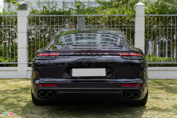 Porsche Panamera bản tiêu chuẩn có kích thước dài x rộng x cao lần lượt 5.049 x 1.937 x 1.423 mm, chiều dài cơ sở đạt 2.950 mm và nặng hơn 1,8 tấn. Xe vẫn mang nét thiết kế đặc trưng của Porsche với các góc bo tròn mạnh mẽ ở phía trước và sau, thân xe trườn dài trông như một phiên bản phóng to của mẫu Porsche 911.