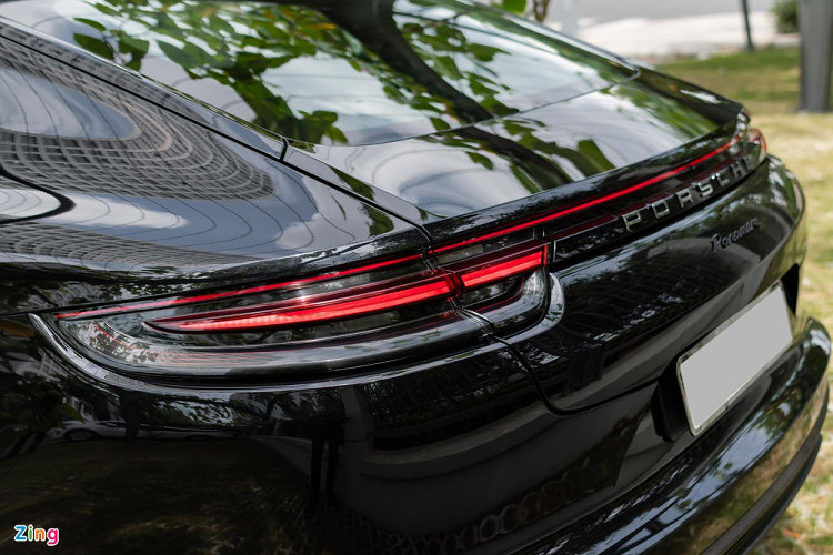 Hãng xe Đức là một trong các nhà sản xuất tiên phong sử dụng kiểu thiết kế đèn hậu này cách đây vài năm. Thay thế cho bộ mâm tiêu chuẩn 19 inch là mâm đa chấu kích thước 21 inch sơn màu đen bóng. Đây là trang bị tùy chọn đắt tiền nhất trên mẫu Porsche Panamera màu Jet Black này, mức giá cho 4 mâm hợp kim đúc lên đến 270 triệu đồng.