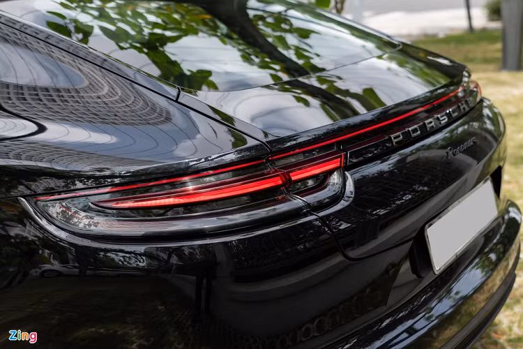Hãng xe Đức là một trong các nhà sản xuất tiên phong sử dụng kiểu thiết kế đèn hậu này cách đây vài năm. Thay thế cho bộ mâm tiêu chuẩn 19 inch là mâm đa chấu kích thước 21 inch sơn màu đen bóng. Đây là trang bị tùy chọn đắt tiền nhất trên mẫu Porsche Panamera màu Jet Black này, mức giá cho 4 mâm hợp kim đúc lên đến 270 triệu đồng.