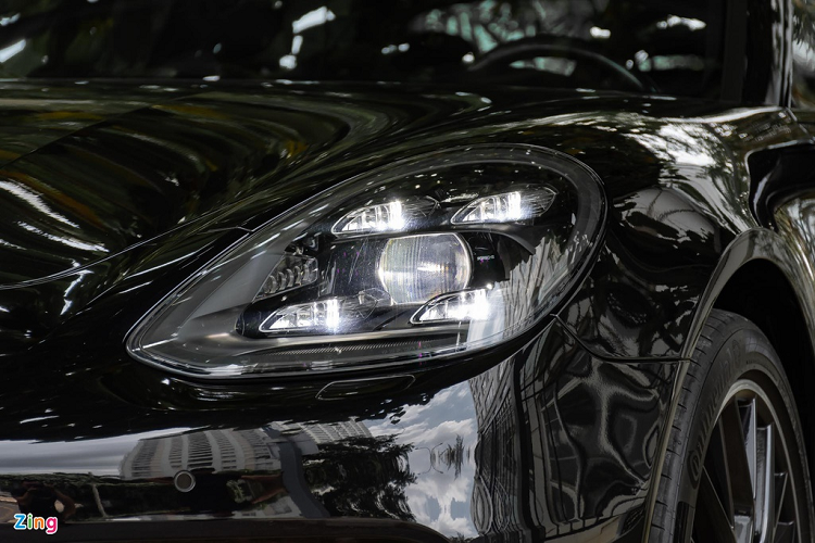 Cụm đèn chiếu sáng trên xe là trang bị tùy chọn với công nghệ LED thích ứng có khả năng tự động thay đổi luồng sáng để không gây chói mắt cho xe ngược chiều hoặc tự mở rộng góc chiếu khi xe vào cua. Hệ thống này có tên gọi PDLS Plus và mức giá là gần 120 triệu. Cụm đèn hậu LED thanh mảnh trải dài ở đuôi xe được Porsche sử dụng trên Panamera thế hệ mới và các dòng xe khác. 