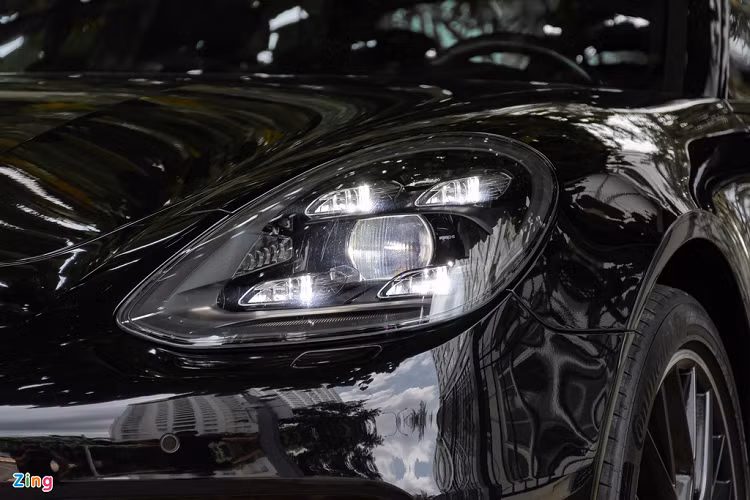 Cụm đèn chiếu sáng trên xe là trang bị tùy chọn với công nghệ LED thích ứng có khả năng tự động thay đổi luồng sáng để không gây chói mắt cho xe ngược chiều hoặc tự mở rộng góc chiếu khi xe vào cua. Hệ thống này có tên gọi PDLS Plus và mức giá là gần 120 triệu. Cụm đèn hậu LED thanh mảnh trải dài ở đuôi xe được Porsche sử dụng trên Panamera thế hệ mới và các dòng xe khác. 