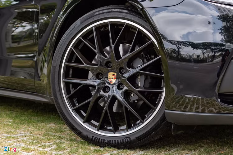 Mẫu Porsche Panamera lựa chọn nội thất màu đen đồng điệu với dáng vẻ bên ngoài, chi phí cho gói trang bị này là hơn 200 triệu đồng. Các chi tiết được bọc da, phủ carbon, nhựa bóng và viền trang trí màu bạc cho cảm giác vừa mạnh mẽ vừa sang trọng. 