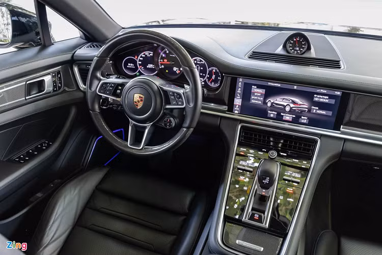 Bảng đồng hồ tốc độ trên Panamera thế hệ thứ 2 sử dụng cụm analog đặt giữa 2 màn hình kỹ thuật số. Giao diện quen thuộc với 5 vòng tròn xếp cạnh nhau, các thông tin được hiển thị rõ ràng và sắc nét. Nằm trong gói trang thiết bị cao cấp mặc định của Panamera phiên bản tiêu chuẩn là hệ thống âm thanh vòm của thương hiệu Bose. Ngoài ra khách hàng có thể chọn nâng cấp thành loa Burmester đắt tiền hơn. 