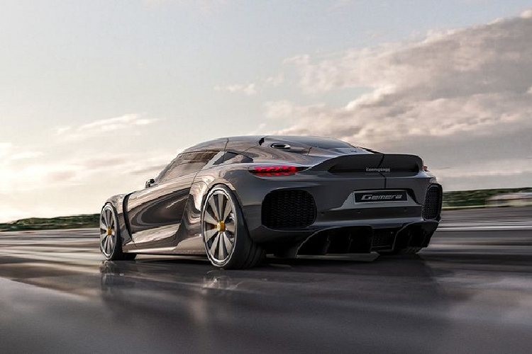 Tuy có bốn chỗ ngồi, nhưng Gemera chỉ được trang bị hai cửa theo dạng lật xoay và tách rời ra khỏi thân. Bên trong khoang cabin, Gemera trang bị hai màn hình cảm ứng trung tâm 13 inch bố trí ở hàng ghế trước và sau. Siêu xe 4 chỗ của Koenigsegg không có gương chiếu hậu, chức năng này được đảm nhận bởi hai màn hình phụ.