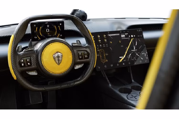 Khi chạy hoàn toàn bằng điện, Gemera sẽ sử dụng sức mạnh từ bộ pin có công suất 15.0 kWh để có được phạm vi hoạt động 49 km. Ở chế độ hybrid, phạm vi hoạt động lên đến 949 km. Siêu xe "gia đình" này còn được trang bị ống xả titan từ thương hiệu Akrapovic đến từ Croatia.