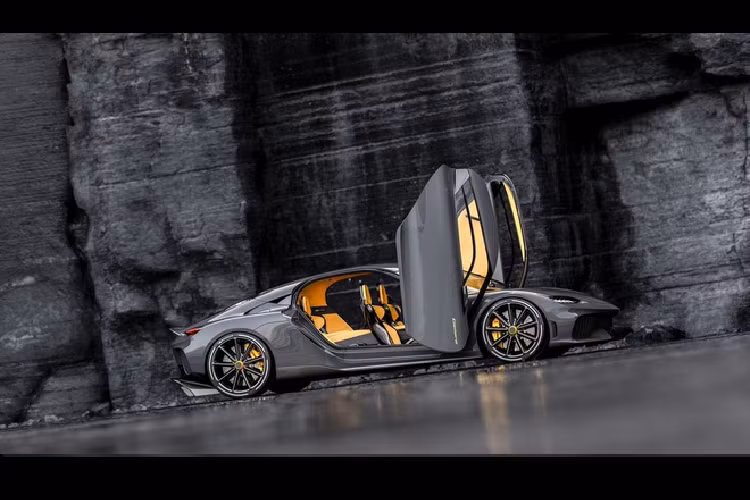 Koenigsegg Gemera 2021 mới, siêu xe bốn chỗ đầu tiên của hãng xe Thụy Điển đóng vai trò là hướng đi mới đáng chú ý. Tân binh trang bị động cơ Freevalve cải tiến 3 xi-lanh, dung tích 2.0L tăng áp kép hay còn được biết đến là động cơ không trục cam (camless), sản sinh công suất 600 mã lực và mô-men xoắn 599 Nm.