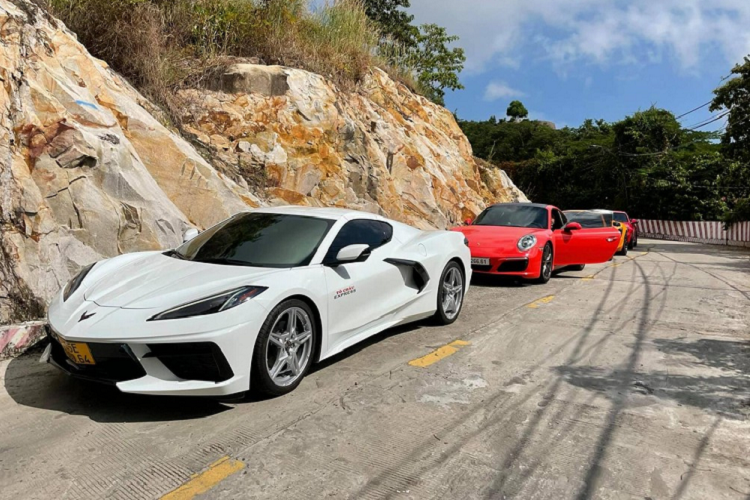 Nổi bật nhất trong đoàn xe của là Chevrolet Corvette C8 2020 đầu tiên và duy nhất ở Việt Nam hiện nay cũng như siêu xe mui trần McLaren 650S Spider màu cam đẹp mắt. Trước đó, vào chiều ngày 11/11/2020, sau hơn 2 tuần được mang về Cần Thơ, chiếc xe thể thao mui trần Chevrolet Corvette C8 đầu tiên ở Việt Nam đã được chủ nhân cho đi đăng ký biển số vàng kinh doanh thay vì biển trắng như thông thường.