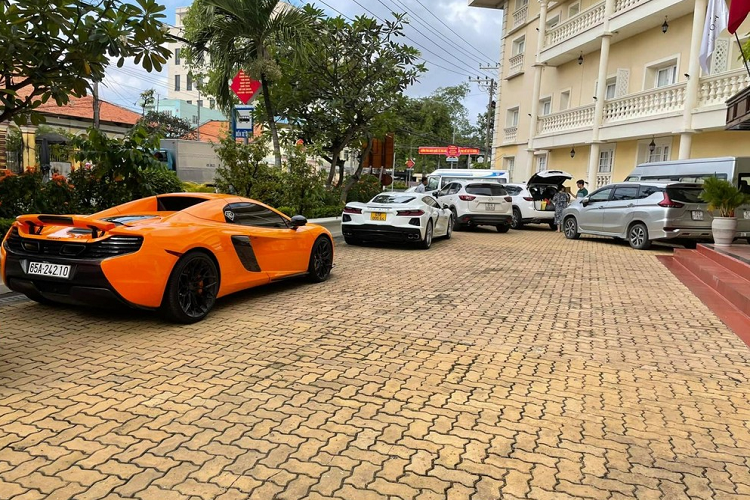 Nổi bật không kém so với chiếc xe thể thao mui trần Chevrolet Corvette C8 đầu tiên về Việt Nam chính là siêu xe mui trần McLaren 650S Spider có không quá 11 chiếc được mang về nước nhưng lại là chiếc duy nhất định cư ở Cần Thơ. Đây cũng là 1 trong 3 chiếc McLaren 650S Spider tại Việt Nam có màu sơn cam Orange McLaren.