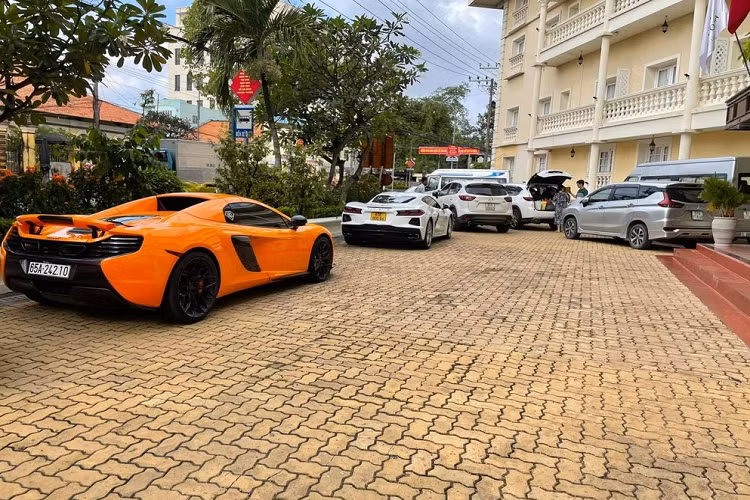 Nổi bật không kém so với chiếc xe thể thao mui trần Chevrolet Corvette C8 đầu tiên về Việt Nam chính là siêu xe mui trần McLaren 650S Spider có không quá 11 chiếc được mang về nước nhưng lại là chiếc duy nhất định cư ở Cần Thơ. Đây cũng là 1 trong 3 chiếc McLaren 650S Spider tại Việt Nam có màu sơn cam Orange McLaren.