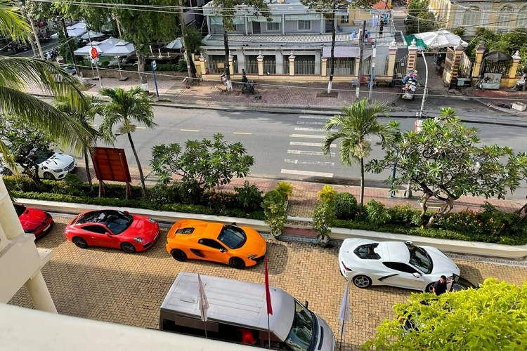 Theo tìm hiểu của chúng tôi, giá xe Chevrolet Corvette C8 2020 đầu tiên về Việt Nam khoảng hơn 7 tỷ đồng và chủ nhân của nó làm kinh doanh trong lĩnh vực vận tải. Đây có thể là nguyên nhân chính khiến chủ nhân cho chiếc xe thể thao mui trần này lắp biển kinh doanh vận tải.