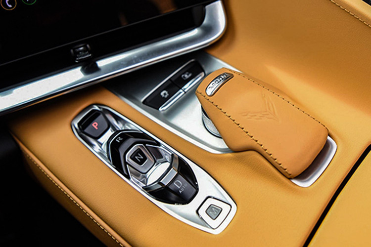 Phía sau khoang lái của những chiếc xe thể thao mui trần Chevrolet Corvette thế hệ thứ 8 là khối động cơ V8, hút khí tự nhiên LT2, dung tích 6.2 lít, có khả năng sản sinh công suất tối đa 490 mã lực và đạt mô-men xoắn cực đại lên đến 630 Nm.