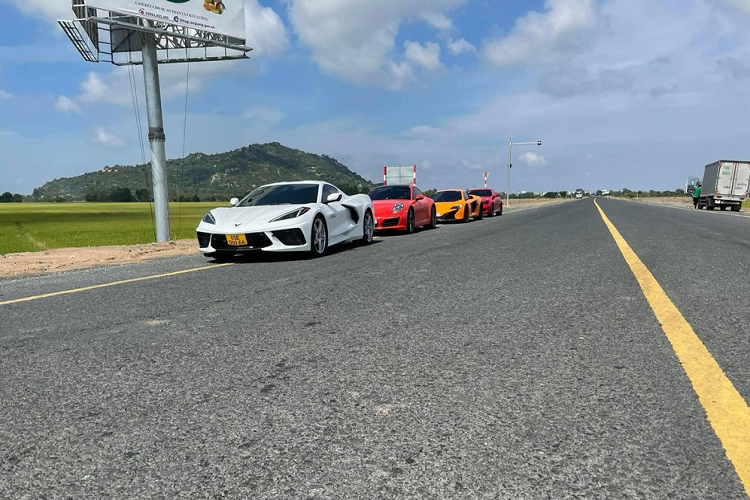 Đi cùng động cơ này trên Chevrolet Corvette thế hệ thứ 8 đầu tiên về Việt Nam chính là hộp số ly hợp kép 8 cấp do Tremec thiết kế và truyền sức mạnh đến 2 bánh sau. Chevrolet Corvette C8 Stingray 2LT 2020 có thể đạt tốc độ 100 km/h từ vị trí đứng yên trong chưa đầy 3 giây và tốc độ tối đa đạt hơn 300 km/h.