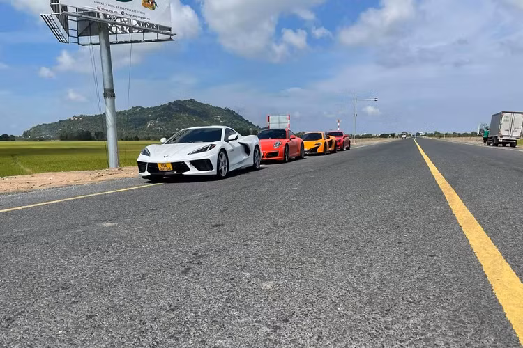 Đi cùng động cơ này trên Chevrolet Corvette thế hệ thứ 8 đầu tiên về Việt Nam chính là hộp số ly hợp kép 8 cấp do Tremec thiết kế và truyền sức mạnh đến 2 bánh sau. Chevrolet Corvette C8 Stingray 2LT 2020 có thể đạt tốc độ 100 km/h từ vị trí đứng yên trong chưa đầy 3 giây và tốc độ tối đa đạt hơn 300 km/h.