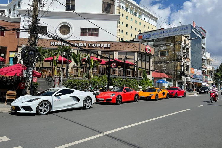 Cuối tuần vừa qua, một dàn siêu xe ở Cần Thơ đã có chuyến hành trình khám phá vùng núi miền Tây bao gồm Long Xuyên và Châu Đốc, tỉnh An Giang. Dẫn đầu đoàn là chiếc xe thể thao Chevrolet Corvette C8 Stingray 2LT 2020 độc nhất Việt Nam, kế đến là Porsche 911, McLaren 650S Spider và cuối cùng là Mercedes-Benz SLK.