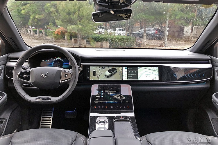 Màn hình cảm ứng thông tin giải trí chính là dạng một màn hình đơn lẻ nối liền mà có phân làm hai bằng công nghệ kỹ thuật số, một dành cho tài xế và một dành cho hành khách. Không chỉ có vậy, bên dưới màn hình này còn là một màn hình nữa, qua đó càng nhấn mạnh thêm tính công nghệ của Alpha-T. Ngoài ra, chiếc xe còn có kết nối internet 5G vĩnh cửu.