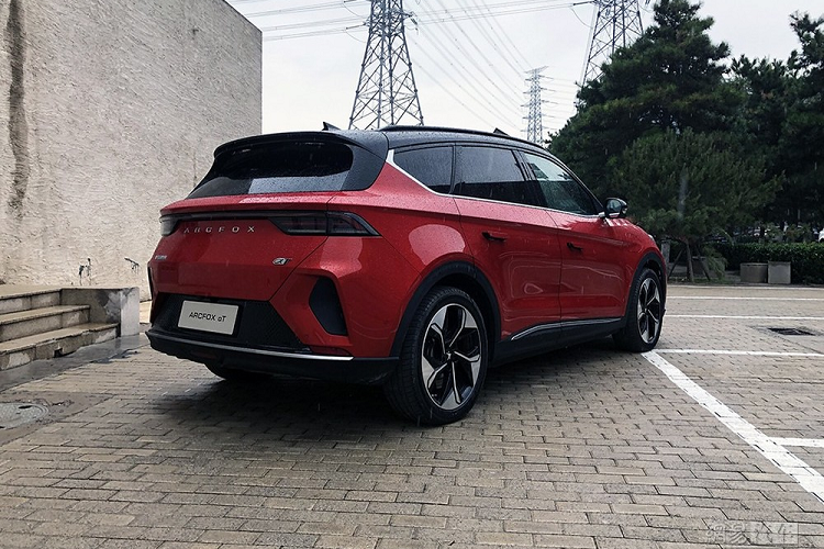 Mẫu SUV điện mới mẻ này có trang bị cả một hệ thống lái tự động được gọi là α-Pilot (Alpha- Pilot). Chi tiết về khả năng của hệ thống này sẽ được thông báo sau.