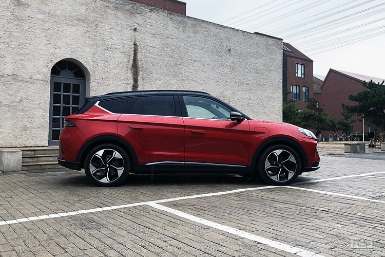 Sườn xe cho thấy bộ la-zăng phong cách và một đường gân chạy thẳng dài dưới cửa sổ. Nội thất của xe phải nói là rất ấn tượng khi có trang bị những chất liệu đẹp, một vô lăng lớn và mang tính thể thao, và một bảng đồng hồ kỹ thuật số lớn.