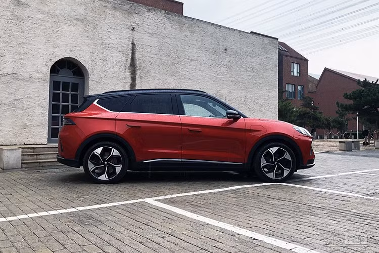 Sườn xe cho thấy bộ la-zăng phong cách và một đường gân chạy thẳng dài dưới cửa sổ. Nội thất của xe phải nói là rất ấn tượng khi có trang bị những chất liệu đẹp, một vô lăng lớn và mang tính thể thao, và một bảng đồng hồ kỹ thuật số lớn.