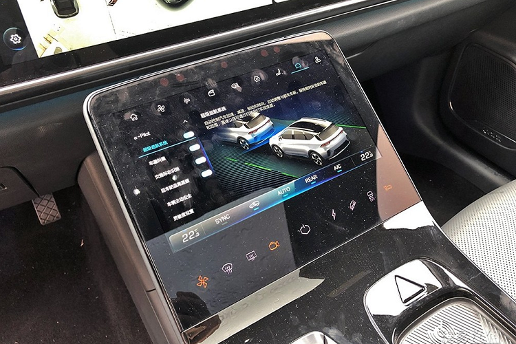 Trên phương diện máy móc, ArcFox Alpha-T thế hệ mới có trang bị hai mô tơ điện, một ở phía trước và một ở phía sau, sản sinh tổng 218 mã lực và 360 Nm mô-men xoắn cực đại.