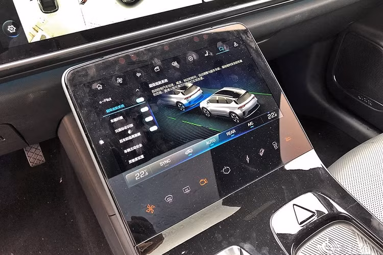 Trên phương diện máy móc, ArcFox Alpha-T thế hệ mới có trang bị hai mô tơ điện, một ở phía trước và một ở phía sau, sản sinh tổng 218 mã lực và 360 Nm mô-men xoắn cực đại.