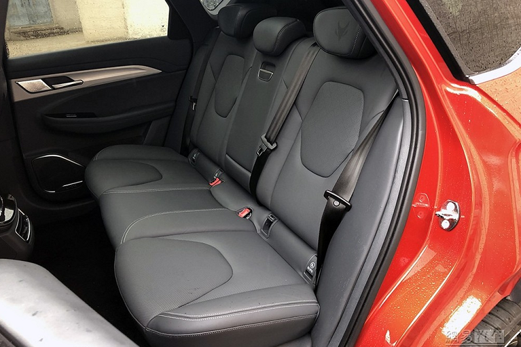 Hàng ghế phía sau của ArcFox Alpha-T đủ cho 3 người.