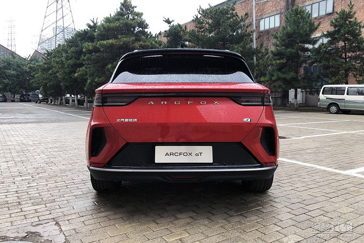Xe sẽ chính thức đã được bán ở thị trường nội địa Trung Quốc kể từ cuối tháng 4, nhưng quá trình giao hàng sẽ chỉ bắt đầu trong tháng 9 tới. Giá xe ArcFox Alpha-T khởi điểm 280.000 nhân dân tệ (trên 929 triệu đồng).
