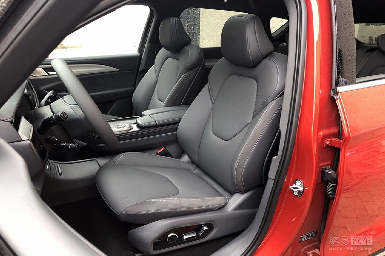 Nó hoạt động bằng một cụm pin được sản xuất bởi SK ở Hàn Quốc, với dung lượng 67 kWh hoặc 93,6 kWh, tương ứng cự li di chuyển 480 km hoặc 653 km lần lượt theo tiêu chuẩn NEDC. Kích thước xe là dài 4.788 mm, rộng 1.940 mm, cao 1.683 mm và trục cơ sở 2.915 mm.