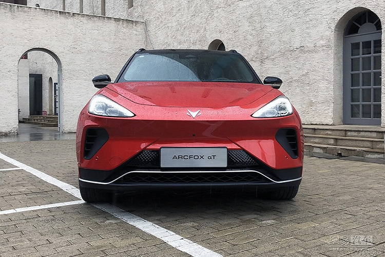 SUV điện ArcFox α-T trông khá đẹp mắt, sang trọng với những đường nét trơn mượt. Nó là phiên bản sản xuất thương mại của concept ArcFox ECF từng ra mắt trong năm ngoái, và nhà sản xuất đã lấy cảm hừng từ ngôn ngữ Hy Lạp khi đặt tên mới. So sánh với bản concept, Alpha-T đã có những thay đổi rõ ràng cả bên ngoài lẫn bên trong, mang tới một cảm giác cao cấp, phong cách cá tính hơn.