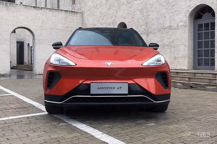 SUV điện ArcFox α-T trông khá đẹp mắt, sang trọng với những đường nét trơn mượt. Nó là phiên bản sản xuất thương mại của concept ArcFox ECF từng ra mắt trong năm ngoái, và nhà sản xuất đã lấy cảm hừng từ ngôn ngữ Hy Lạp khi đặt tên mới. So sánh với bản concept, Alpha-T đã có những thay đổi rõ ràng cả bên ngoài lẫn bên trong, mang tới một cảm giác cao cấp, phong cách cá tính hơn.