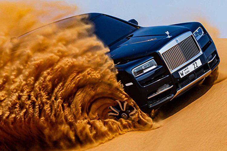 Trong khi chúng ta nhìn thấy chiếc xe phải vượt qua bề mặt cát lún khó nhằn thì bên trong có lẽ người lái đang tận hưởng sự yên tĩnh và êm ái mà chiếc Rolls-Royce Cullinan thế hệ mới mang lại.