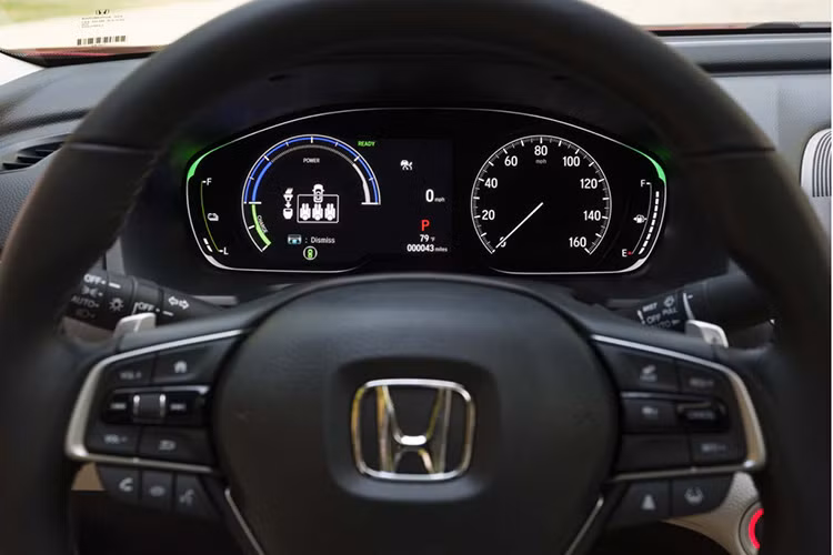 Honda Accord 2021 còn có một vài thay đổi khác ở cabin như các cổng USB phía trước được đặt ở những vị trí thuận tiện hơn cho người dùng, từ bản Sport trở lên sẽ có 2 cổng USB 2,5 V cho hành khách ở hàng ghế sau. Về truyền động, phiên bản Accord Hybrid mới được cho là cung cấp phản ứng ga trực tiếp và tức thì hơn, mang đến cảm giác tăng tốc mượt mà hơn nhờ những cập nhật đối với hệ thống hybrid hai động cơ.