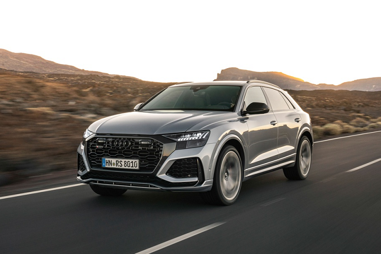 Mẫu xe này từng được Top Gear bình chọn là chiếc xe SUV hàng đầu và nó chắc chắn là một chiếc xe ấn tượng, Audi Q8 2020 có kiểu dáng tròn trịa nhưng vẫn gọn gàng với phong cách của những chiếc xe thể thao coupe. Chiếc SUV đầu bảng của Audi được trang bị động cơ xăng V6 3.0L kết hợp cùng mô-tơ điện Mild hybrid MHEV 48V, sản sinh công suất 340 mã lực và mô-men xoắn cực đại 500 Nm.