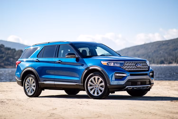 Đây là dòng SUV gia đình bán chạy nhất mọi thời đại của Ford với 5 thế hệ đã được ra mắt. Ford Explorer 2020 được trang bị nhiều tính năng hiện đại như hệ thống hỗ trợ lái Co-Pilot360 tiêu chuẩn, bên cạnh đó còn có các công nghệ an toàn như cảnh báo va chạm trước, phát hiện người đi bộ... Phiên bản tiêu chuẩn của Ford Explorer 2020 sử dụng khối động cơ tăng áp EcoBoost 4 xy-lanh 2.3L sản sinh công suất 300 mã lực và mô-men xoắn cực đại 420 Nm. 