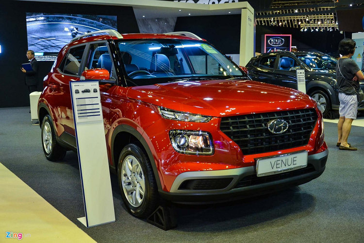 Chiếc xe SUV mới nhất của hãng xe Hàn Quốc có thiết kế thực dụng, hướng đến khách hàng trẻ tuổi. Nhìn chung, thiết kế của Venue lấy cảm hứng chủ yếu từ các mẫu xe khác của Hyundai là Kona và Santa Fe. Cung cấp sức mạnh cho Hyundai Venue là động cơ Smart Stream Gamma II tăng áp 4 xy-lanh 1.6L, sản sinh công suất 121 mã lực tại 6.300 vòng/phút và mô-men xoắn 154 Nm tại 4.500 vòng/phút.