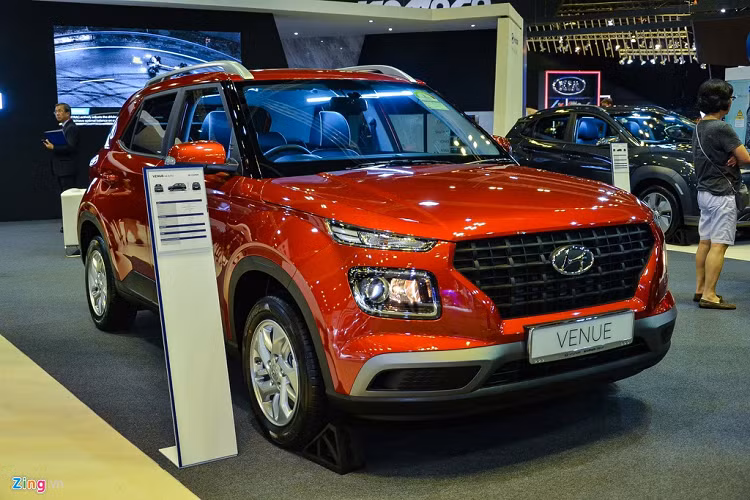 Chiếc xe SUV mới nhất của hãng xe Hàn Quốc có thiết kế thực dụng, hướng đến khách hàng trẻ tuổi. Nhìn chung, thiết kế của Venue lấy cảm hứng chủ yếu từ các mẫu xe khác của Hyundai là Kona và Santa Fe. Cung cấp sức mạnh cho Hyundai Venue là động cơ Smart Stream Gamma II tăng áp 4 xy-lanh 1.6L, sản sinh công suất 121 mã lực tại 6.300 vòng/phút và mô-men xoắn 154 Nm tại 4.500 vòng/phút.