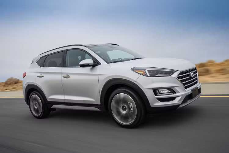 Mặc dù có kiểu dáng không quá mạnh mẽ và cứng cáp như những hình ảnh được Hyundai công bố trước khi giới thiệu, nhưng Tucson 2020 vẫn là mẫu SUV đáng cân nhắc để sở hữu. So với thế hệ cũ, Tucson 2020 đã được nâng cấp động cơ lên mức 2.4L hút khí tự nhiên, công suất 181 mã lực. Mẫu SUV này cũng được trang bị nhiều tính năng an toàn như tránh va chạm phía trước, hỗ trợ giữa làn...