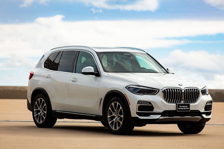 Ra mắt thị trường Việt Nam vào tháng 7/2019, BMW X5 được cho rằng sẽ dễ dàng đánh bại đối thủ Mercedes-Benz GLE nhờ nhiều cải tiến. Nội thất của X5 2020 được nâng cấp đáng kể trông hiện đại hơn với màn hình giải trí kích thước lớn, phù hợp với xu hướng hiện nay. Phiên bản BMW X5 xDrive40i sử dụng động cơ I6 3.0L cho công suất 340 mã lực tại 5.500-6.500 vòng/phút và mô-men xoắn 450 Nm tại 1.500-5.200 vòng phút.